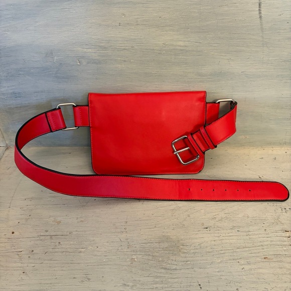 Forever 21 Red Faux Leather Waist Bag Fanny Pack Purse Good Condition - Picture 6 of 7